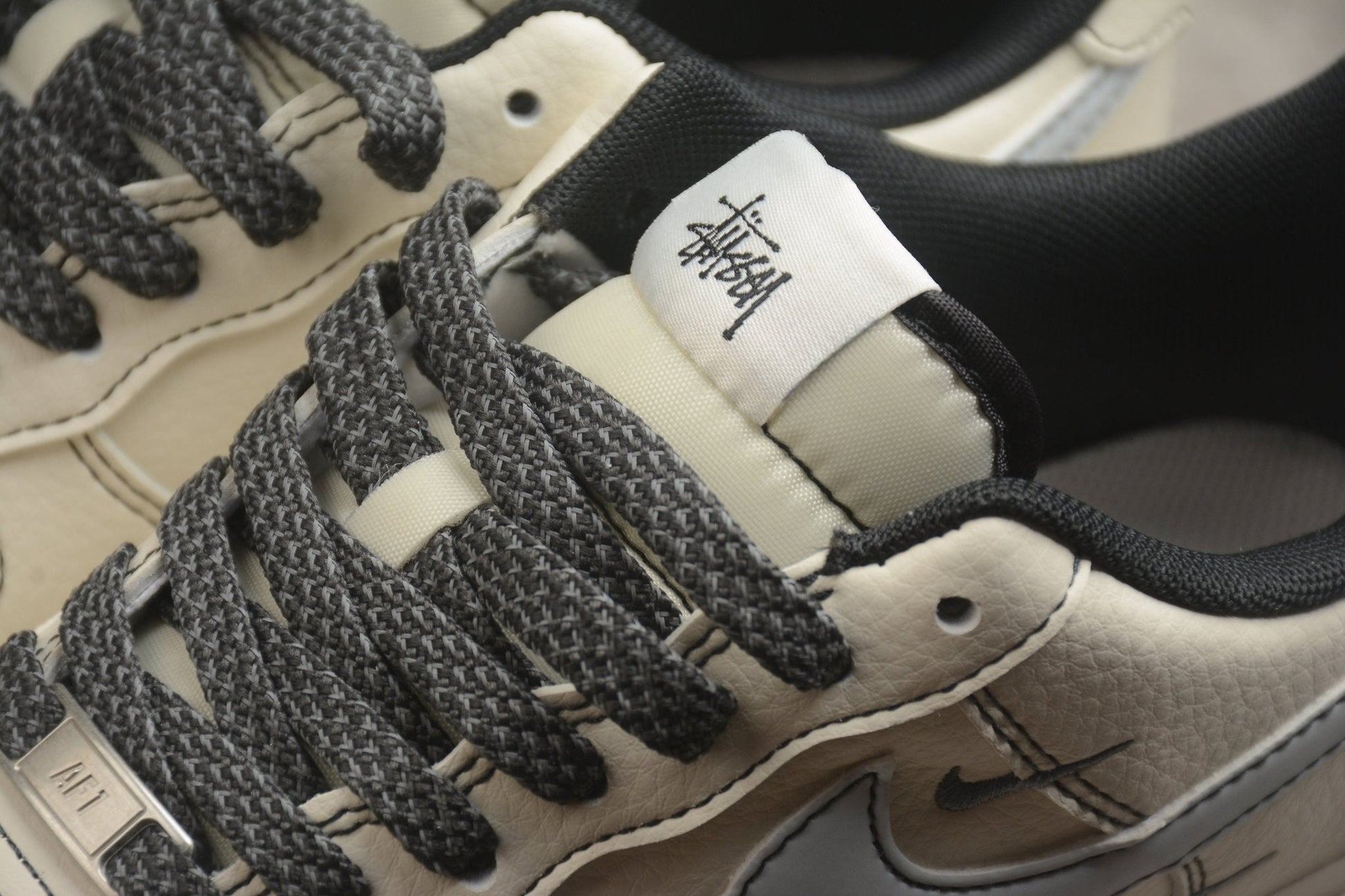 Fabrika Supply Air Force 1 ’07 Beige / Carbon Black | sapatilhas Sole Rua