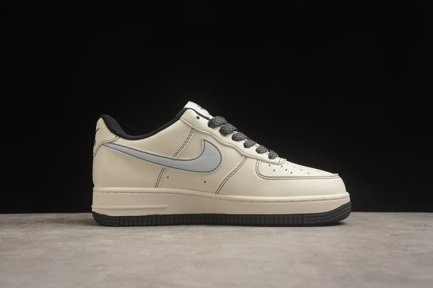 Fabrika Supply Air Force 1 ’07 Beige / Carbon Black | sapatilhas Sole Rua