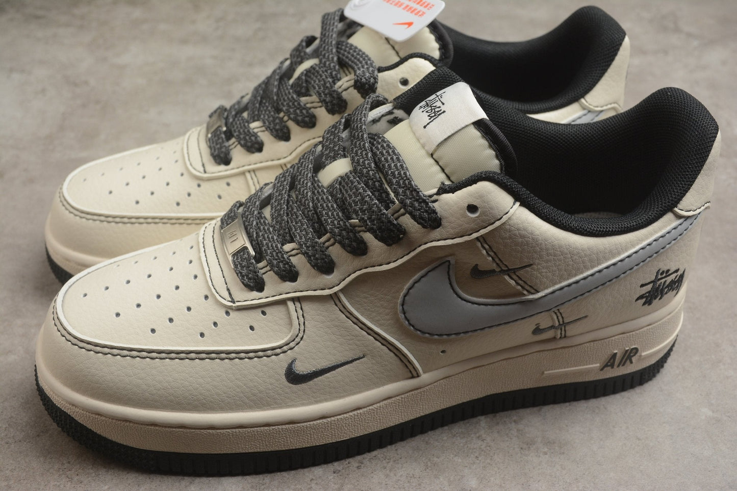 Fabrika Supply Air Force 1 ’07 Beige / Carbon Black | sapatilhas Sole Rua