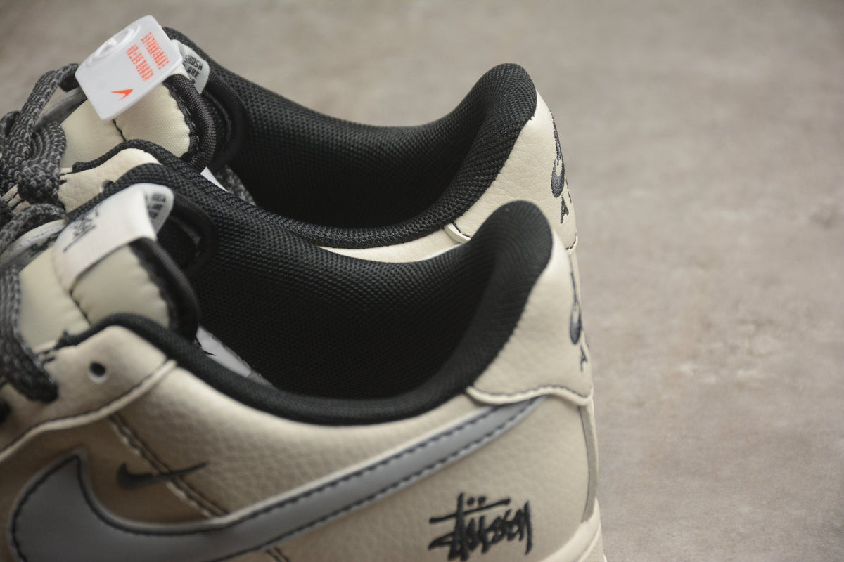 Fabrika Supply Air Force 1 ’07 Beige / Carbon Black | sapatilhas Sole Rua