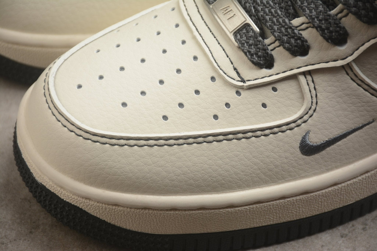 Fabrika Supply Air Force 1 ’07 Beige / Carbon Black | sapatilhas Sole Rua