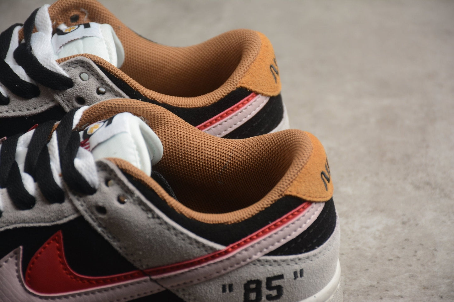 Essenza Rosa Dunk Low “85” Grey / Black / Red | sapatilhas Sole Rua