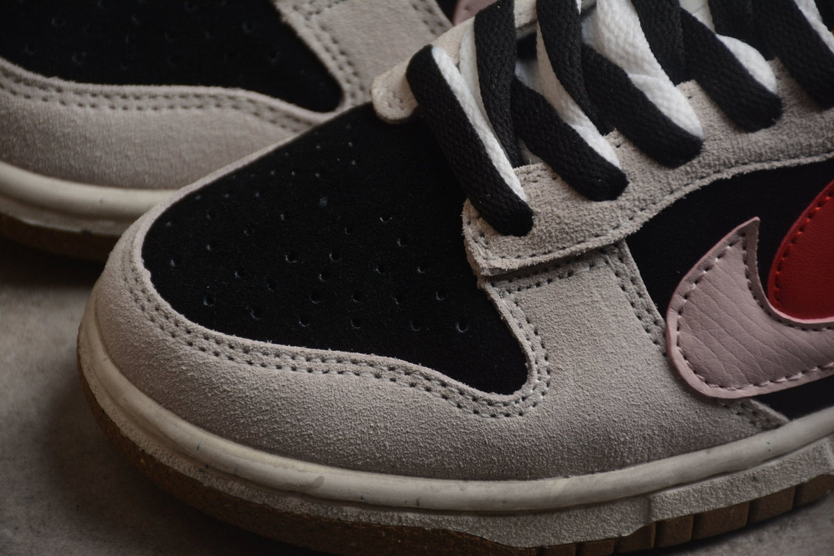 Essenza Rosa Dunk Low “85” Grey / Black / Red | sapatilhas Sole Rua