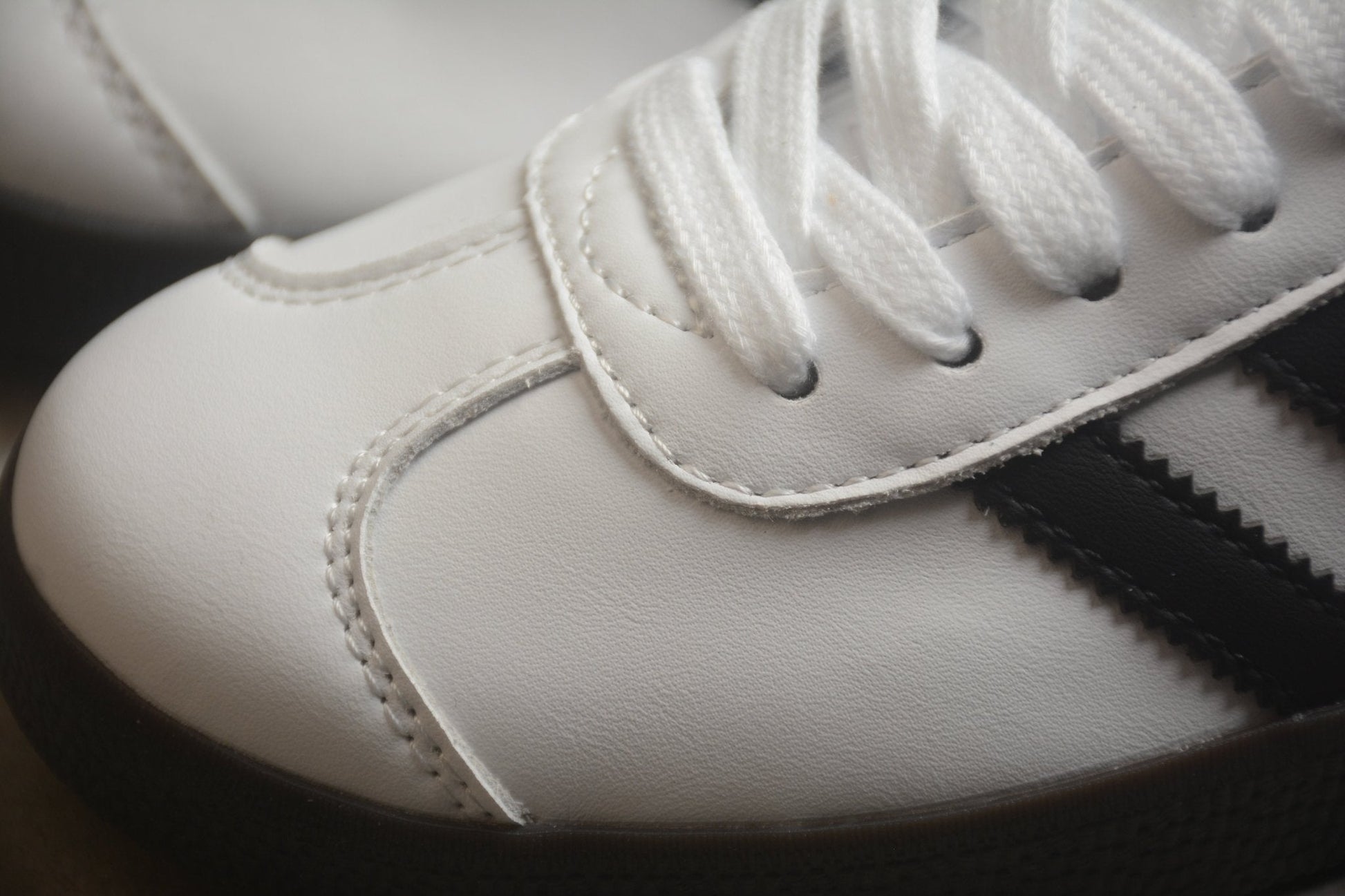Fabrika Supply Gazelle White / Black | sapatilhas Sole Rua